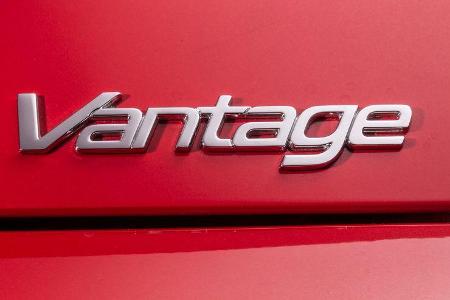 Aston Martin V8 Vantage, Schriftzug, Typenbezeichnung