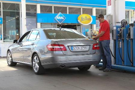 Mercedes E 200 NGT, Tankstelle