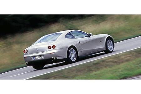dafür mangelt es ihm jedoch an Agilität. Dieses Fach beherrscht der Ferrari mit Bravour, wenngleich er ...