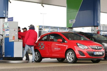 Opel Corsa 1.2 LPG, Frontansicht, Tankstelle