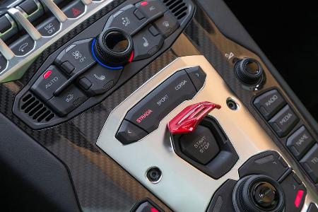 Lamborghini Aventador LP 700-4 Roadster, Bedienelemente, Mittelkonsole