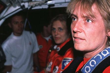 Jutta Kleinschmidt wird Dritte und erzielt damit das beste Ergebnis einer Frau bei der Dakar.