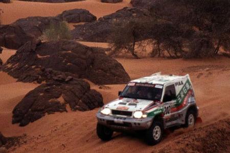 Pajero im Sand.