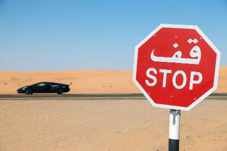 Lamborghini Aventador LP 700-4, Seitenansicht, Stopp-Schild