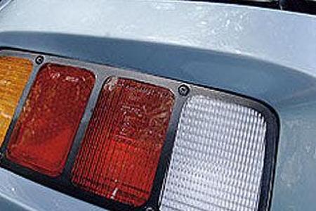 Bis 1987 behielt der 928 die tief versenkten Rückleuchten.