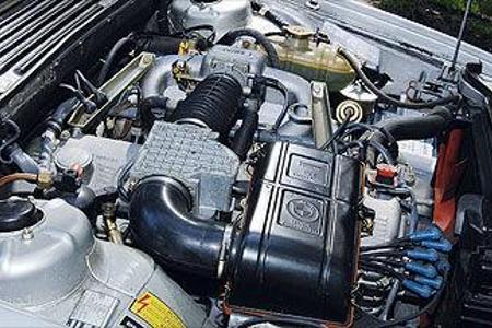 Der kraftvolle 3,5-Liter-Reihen-Sechszylinder besitzt bereits ein halbes Jahr zuvor das neue, kantigere Sammelrohr der zweit...