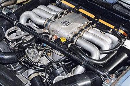 Für Porsche bedeutete der appetitlich dekorierte Aluminium-Achtzylinder mit Zahnriemenantrieb der beiden Nockenwellen techni...