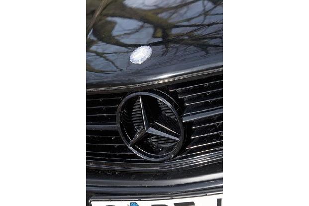Khlergrill mit mattschwarzem Mercedes-Stern am Mercedes-Benz 500 SEC-AMG, Baujahr 1982