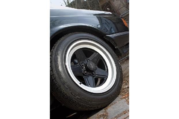 AMG-Alufelge mit poliertem Felgenkranz eines Mercedes-Benz 500 SEC-AMG, Baujahr 1982