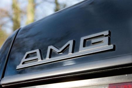 AMG-Schriftzug am Heckdeckel eines Mercedes-Benz 500 SEC-AMG, Baujahr 1982