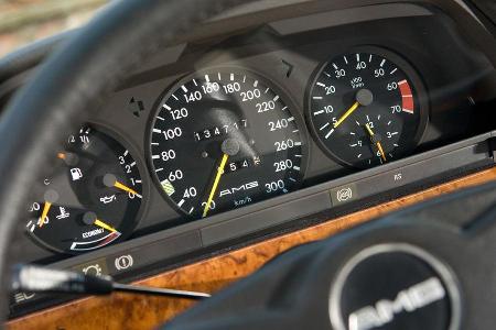 Instrumente eines Mercedes-Benz 500 SEC-AMG, Baujahr 1982