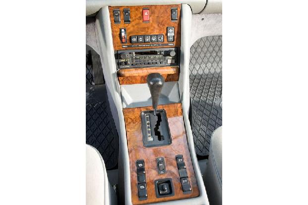 Mittelkonsole eines Mercedes-Benz 500 SEC-AMG, Baujahr 1982
