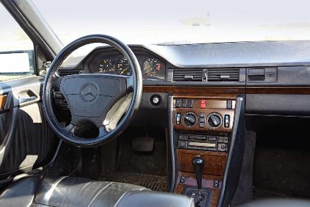 Mercedes-Benz 230 TE, Lenkrad, Cockpit
