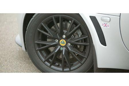 Die luftigen Speichenfelgen tragen speziell für den Exige entwickelte Sportreifen von Yokohama.