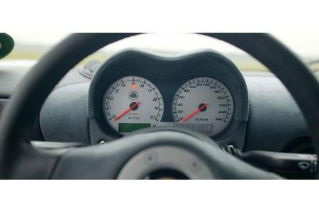 Eine Warnlampe mahnt bei knapp 8000/min zum Hochschalten. Kleines Lenkrad ohne Airbag.
