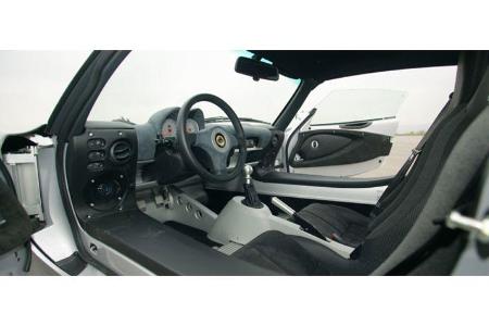 Fast schon luxuriös: Lotus Exige-Cockpit mit elektrischen Fensterhebern und Klimaanlage.