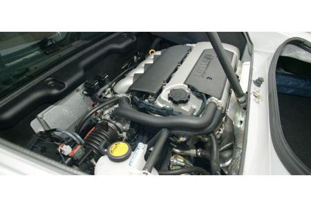 Der 1,8-Liter-Motor stammt samt Sechsganggetriebe aus dem Toyota-Regal. Nominelle Leistung: 192 PS