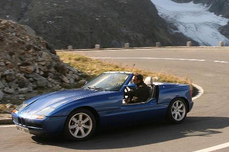 ...Fahrwerk, Stabilität und Gewichtsverteilung lassen enorme Kurvengeschwindigkeiten zu.