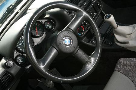 Roadster-typisch: Knapp geschnittenes Cockpit mit nur vier Rundinstrumenten und wenigen Schaltern.