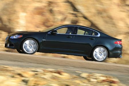 Für den Spurt von Null auf 100 km/h soll der Jaguar XF-R 4,9 Sekunden benötigen, elektronisch ist die Höchstgeschwindigkeit ...