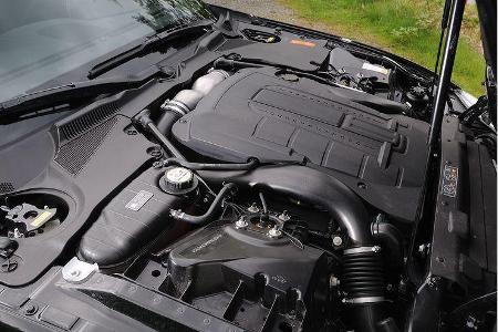 Ãber dem allem liegt der sonore Klang des 4,2-Liter-V8-Kompressormotors.
