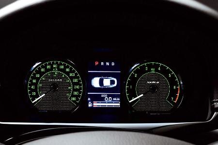 XKR-S-Logo sogar im Tacho.