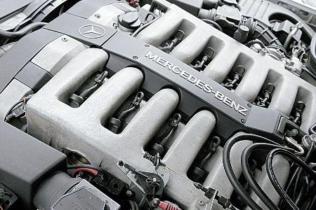 Einmal 12, einmal 6 Zylinder - in beiden, Porsche 964 Cabrio und Mercedes 600 SL ausreichend motorisiert. In den Motorräumen...