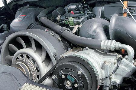 Auch der 3,6-Liter-Boxer füllt das die Maschinenabteil des Porsche 964 aus.