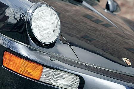 Die großen Kunststoff-Prallflächen markieren ab 1989 die neue 911-Generation.