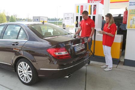 Mercedes 250 CDI, Seitenansicht, Tankstelle