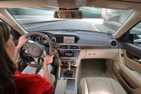 Mercedes 250 CDI, Cockpit, Lenkrad, Fahrerin