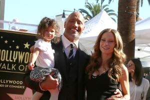 Dwayne Johnson und seine gesamte Familie an Covid-19 erkrankt