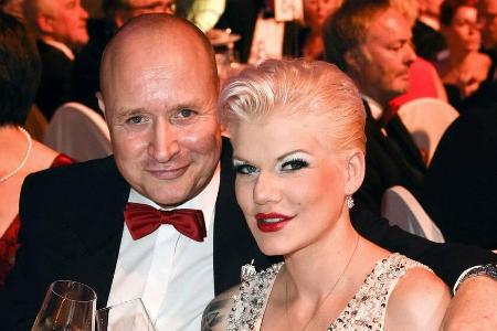 Melanie Müller mit ihrem Ehemann Mike Blümer auf einer Veranstaltung, lange vor der Corona-Krise. Melanie Müller mit ihrem Ehemann Mike Blümer auf einer Veranstaltung, lange vor der Corona-Krise.