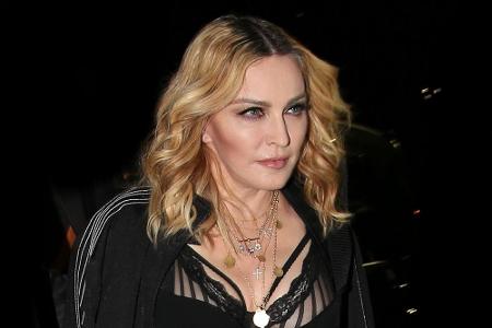 Nicht nur eine begnadete Sängerin, sondern auch eine Meisterin der Provokation: Madonna! Zu ihrem 60. Geburtstag gibt es hie... Nicht nur eine begnadete Sängerin, sondern auch eine Meisterin der Provokation: Madonna! Zu ihrem 60. Geburtstag gibt es hie...