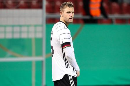 Vergab durch einen zu zentralen Schuss (17.) die erste große Chance der Partie. Zögerte vor der Pause zu lange und ließ somi...