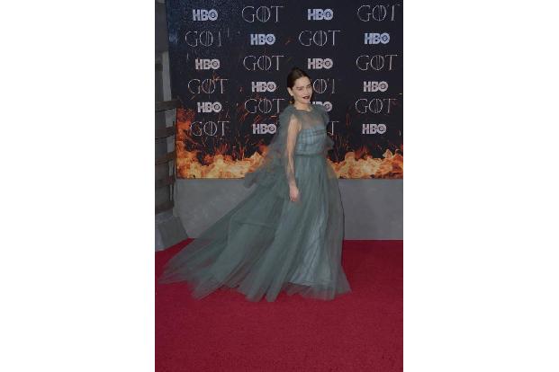 Emilia Clarke klebte am Klodeckel fest: Als Drachenmutter Daenerys Targaryen musste die Britin ein Pferdeherz essen (welches... Emilia Clarke klebte am Klodeckel fest: Als Drachenmutter Daenerys Targaryen musste die Britin ein Pferdeherz essen (welches...