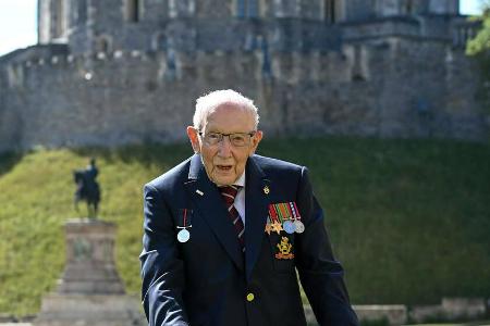 Captain Tom Moore beim Ritterschlag durch Queen Elizabeth II. Captain Tom Moore beim Ritterschlag durch Queen Elizabeth II.
