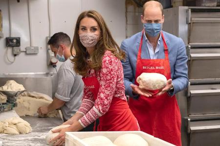 Die Royals helfen in einer Bäckerei aus.
