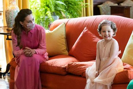 Herzogin Kate (l.) und Mila Sneddon im Schloss in Edinburgh, 2021. Herzogin Kate (l.) und Mila Sneddon im Schloss in Edinburgh, 2021.