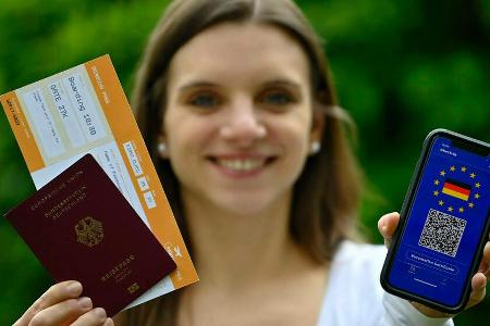 Ein Smartphone mit digitalem europäischen Impfpass für deutsche Staatsbürger könnte das Reisen erleichtern. Ein Smartphone mit digitalem europäischen Impfpass für deutsche Staatsbürger könnte das Reisen erleichtern.