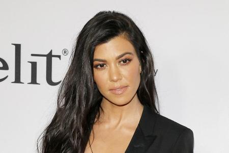 Kourtney Kardashian kann offenbar passabel mit Tätowiernadeln umgehen. Kourtney Kardashian kann offenbar passabel mit Tätowiernadeln umgehen.