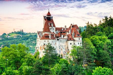 In Rumänien wird vor ungewöhnlicher Kulisse geimpft, um möglichst viele Menschen für eine Corona-Impfung zu gewinnen. In Rumänien wird vor ungewöhnlicher Kulisse geimpft, um möglichst viele Menschen für eine Corona-Impfung zu gewinnen.