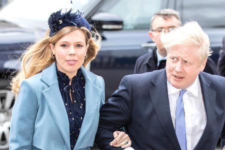 Boris Johnson an der Seite von Carrie Symonds - der Mutter seines Sohnes Wilfred Lawrie Nicholas und offenbar nun auch Ehefr... Boris Johnson an der Seite von Carrie Symonds - der Mutter seines Sohnes Wilfred Lawrie Nicholas und offenbar nun auch Ehefr...
