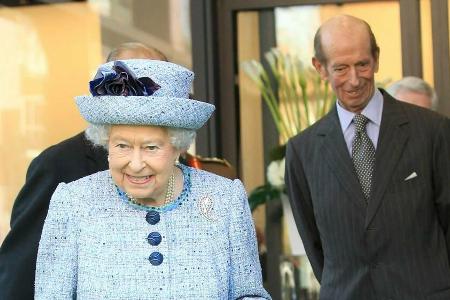 Queen Elizabeth II. und im Hintergrund ihr Cousin Prinz Edward Queen Elizabeth II. und im Hintergrund ihr Cousin Prinz Edward