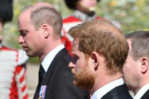 Die Brüder Prinz William (li.) und Prinz Harry sind zuletzt auf der Beerdigung von Prinz Philip im April aufeinander getroffen.