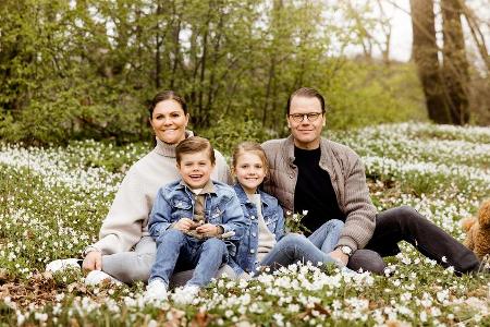 Kronprinzessin Victoria, Prinz Daniel und die beiden Kinder, Estelle und Oscar, grüßen zu Pfingsten. Kronprinzessin Victoria, Prinz Daniel und die beiden Kinder, Estelle und Oscar, grüßen zu Pfingsten.