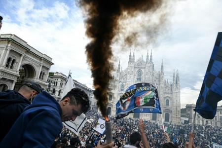 Polizei stoppt Scudetto-Party auf Mailänder Domplatz Polizei stoppt Scudetto-Party auf Mailänder Domplatz