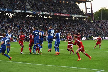 Was für ein Saisonfinale! Bis zur 90. Minute ist der HSV im Relegations-Rückspiel beim KSC abgestiegen. Dann bekommen die Ro...