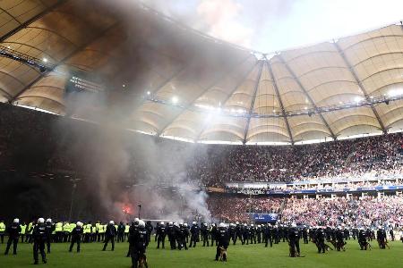 ... und holt noch vier Siege und ein Remis. Doch es ist zu spät! Trotz des 2:1-Sieges gegen Gladbach sind die Rothosen zum e...