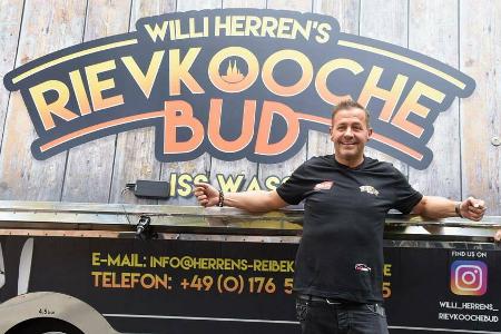 Willi Herren bei der Eröffnung seines Food Trucks Mitte April. Willi Herren bei der Eröffnung seines Food Trucks Mitte April.